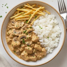 Arroz branco solto, estrogonofe cremoso de carne com cogumelos e batatas fritas finas e douradas.